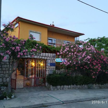 Apartments Maricic 200 Meters From The Beach Novi Vinodolski Esterno foto